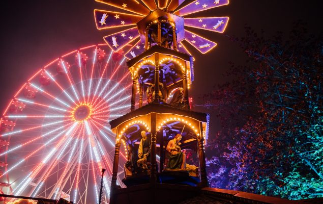 Weihnachtsmarkt Ludwigshafen mit beleuchteter Pyramide vor dem Riesenrad