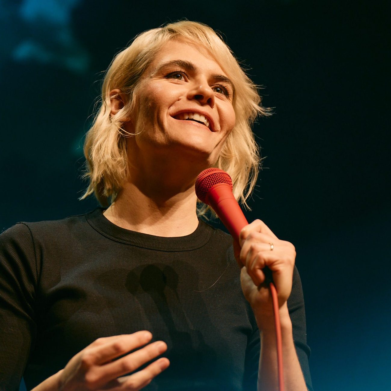 Hazel Brugger: Good Evening Europe, Krefeld, Seidenweberhaus, 12.04.2026. Foto: Marvin Ruppert