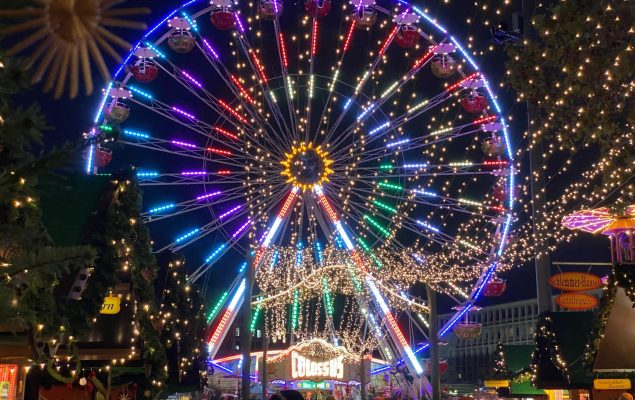 Beleuchtetes Riesenrad bei Nacht